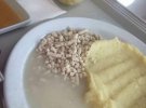 "Вкусная" больничная еда, которая состоит из картофельного пюре и непонятно чего.