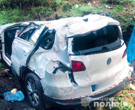 На Ивано-Франковщине Volkswagen Tiguan слетел в обрыв. Погибли трое мужчин и женщина