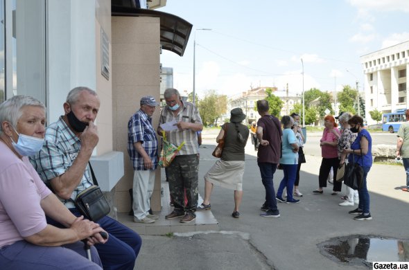 Люди чекають прийому спеціалістів біля абонентської служби Полтавагазу. Більшість прийшла з’ясувати інформацію щодо заборгованості