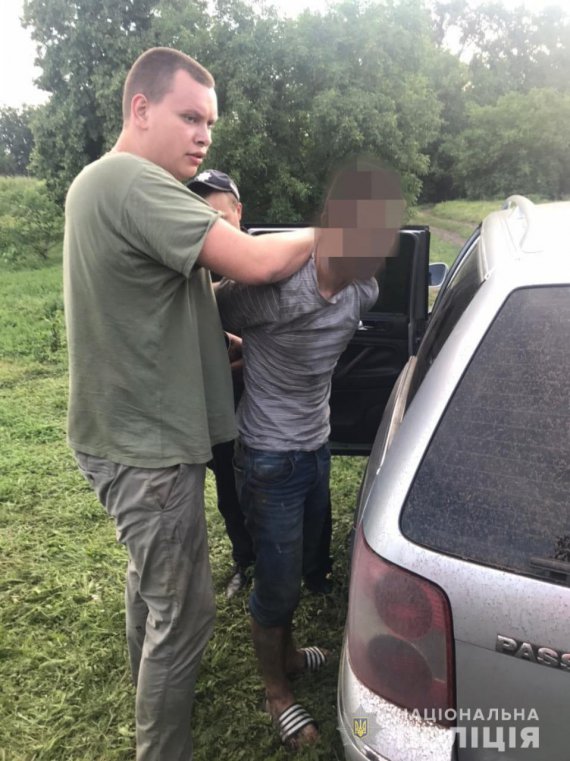 В Днепропетровской области задержали 28-летнего Сергея Федотова, который перерезал горло 2-летнему пасынку и ранил его 7-летнюю сестренку