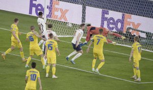 Півзахисник збірної Англії Джордан Гендерсон (в центрі, у білій формі) забиває четвертий м’яч у ворота України