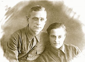 Людмила Павличенко познайомилася зі снайпером Олексієм Киценком під час оборони Севастополя у грудні 1941-го. Називала Леонідом, бо ім’я Олексій асоціювалося з першим неблагополучним чоловіком