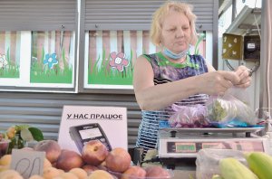 Полтавка Анна Нечипорук торгує овочами та фруктами. У своїй ятці встановила платіжний термінал