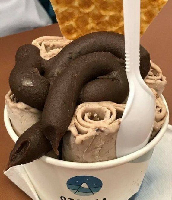 Мороженое с шоколадной начинкой.