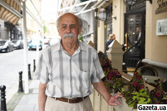 Петр Дзиндра возле своей мастерской в центре Львова