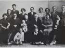 Родина Петра Дзиндри: по центру дідусь Юрій Хамік і бабуся Антоніна, їхні діти з своїми жінками і чоловіками (1939 рік). Онук - Ярослав Хамік, якого тримає бабуся на руках - єдина жива людина на сьогодні із цього фото