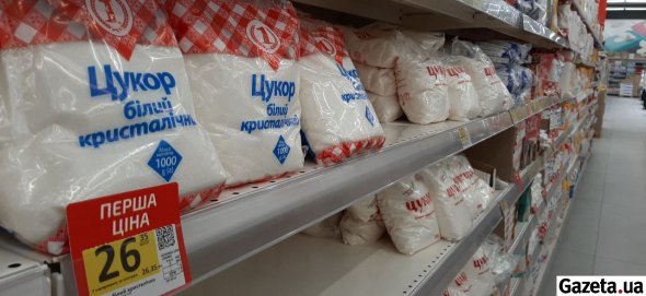 На полках супермаркетов цена сахара ежемесячно растет на 2-4 гривны за килограмм
