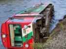 В Австрії потяг з 54 людьми зійшов з рейок і впав у воду.