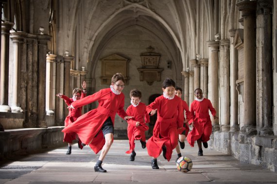 Хористы Вестминстерского аббатства на перерыве между уроками играют в футбол в переходах знаменитого лондонского собора