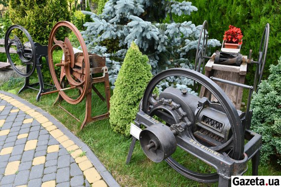 Коллекцию мужчина сохраняет во дворе собственного дома