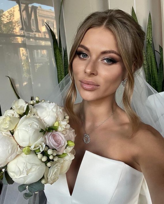 Футболист Артем Шабанов женился на девушке Юлии.