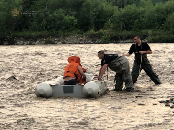 На Прикарпатті внаслідок інтенсивних опадів піднявся рівень води у річці Бистриця Надвірнянська. Прикарпатські надзвичайники виїжджали на порятунок людей