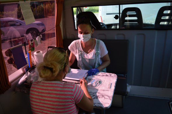 Наркозалежній секс-робітниці роблять аналізи на ВІЛ\СНІД та видають шприци, презервативи й лубриканти