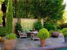 Во дворе или в саду лучше всего ставить цветочные вазоны из бетона или камня