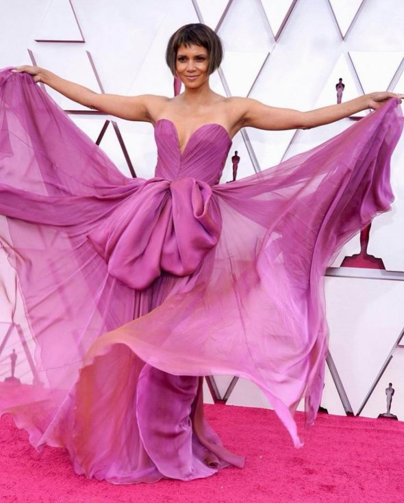 Для церемонії «Оскар 2021» Геллі Беррі  обрала сукню від Dolce & Gabbana