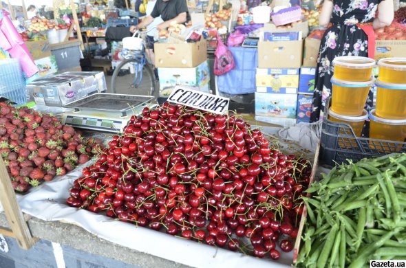 Черешню в Украине продают со стопроцентной наценкой