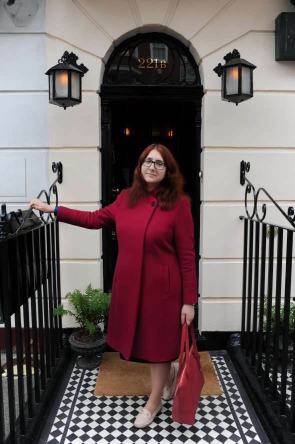 Анастасия Пика стоит у лондонского дома-музея легендарного Шерлока Холмса
