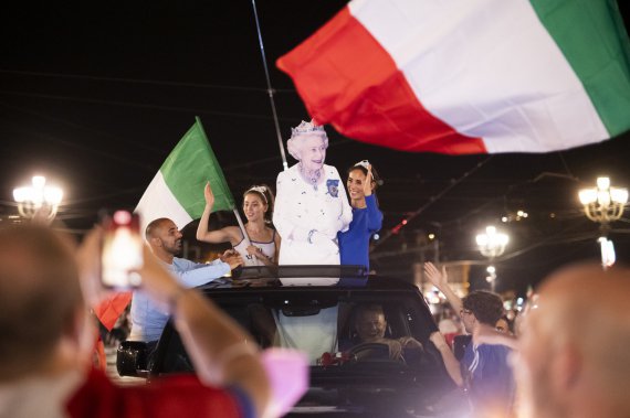  Вболівальники футбольної збірної Італії демонструють плакат із зображенням королеви Єлизавети II після того, як Італія обіграла Англію з рахунком пенальті 3:2 (після нічиєї 1:1 в кінці додаткового часу) і виграла фінальний футбольний матч Євро-2020