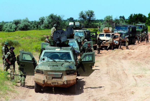 Колона броньованої військової техніки зупинилася в пустелі Олешківські піски в Херсонській області під час багатонаціональних військових навчань Sea Breeze-2021. Вони відбувалися в Україні з 28 червня по 10 липня. Морські піхотинці Збройних сил проходили тест на стандарти НАТО. Зможуть брати участь у міжнародних військових операціях під егідою Північноатлантичного альянсу. Цьогорічні тренування, які організовують Україна та Сполучені Штати Америки, називають наймасштабнішими з 1997 року. В них взяли участь представники 32 країн, 30 кораблів і катерів, більш як 30 літаків і вертольотів, понад п’ять тисяч військових