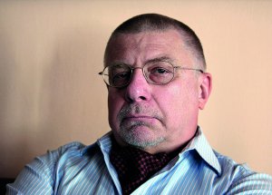 Юрій ФЕДОРОВ, 75 років, політолог, військовий експерт, народився 11 червня 1946-го в Москві. Батько працював в атомному інституті, мати викладала на фізичному факультеті Московського державного університету імені Михайла Ломоносова. Закінчив фізичний факультет МДУ. Працював в Інституті соціології, займався математичними методами в соціальних дослідженнях. Вступив до аспірантури Інституту світової економіки та міжнародних відносин. Досліджує військово-політичні процеси. У 2006–2008 роках працював у Королівському інституті міжнародних відносин Лондона. З 2008-го живе і працює у Празі. Співпрацює з українськими ЗМІ та дослідницькими центрами. У Києві опубліковані його книжки – Hybrid war a la Russe – ”Гібридна війна по-російському” і ”Россия между фашизмом и распадом”. Любить борщ і тушковану баранину з овочами по-кавказькому. Із книжок подобаються детективи. Одружений