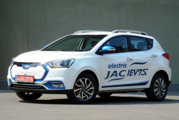 ”Джак iEV7S” — найдешевший новий електромобіль, який продають в Україні. Коштує 570 тис. грн. Розрахований на п’ятьох пасажирів. Має стільки ж дверей, багажник об’ємом 450 л, двигун потужністю 115 к. с., батарею ємністю 40 кВт/год. Повного заряду акумулятора вистачає на 300 км ­шляху. Якщо не розганятися понад 60 км/год — можна проїхати 360 км. Від стандартної побутової розетки батарея повністю заряджається за 20 год. На станціях швидкої зарядки можна заповнити 80% ємності акумулятора за 50 хв. Цього вистачить на 240 км. Автомобіль обладнаний паркувальними датчиками, кон­диціонером, круїз-контролем, мультимедійною системою з 8-дюймовим дисплеєм на панелі приладів, безключовим доступом.