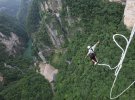 Турист здійснює стрибок з тарзанки в мальовничій місцевості Гранд-Каньйон Чжанцзяцзе, провінція Хунань, Китай