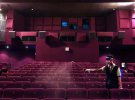 Персонал дезінфікує сидіння, оскільки кінотеатри знову відкриваються після того, як Центральний епідеміологічний центр зняв короновірусні обмеження в Тайбеї, Тайвань