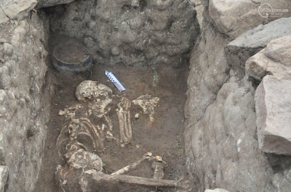У селищі Комишувате біля Маріуполя Донецької області археологи виявили у кургані поховання жерця.