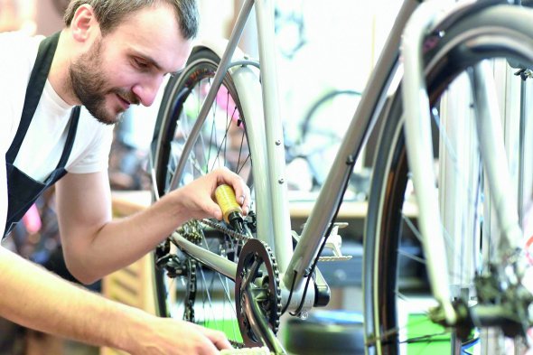 Уживані німецькі велосипеди продають в інтернеті від чотирьох тисяч гривень. Часто такі якісніші й міцніші за нові китайські. Після купівлі техніку варто віддати майстру, щоб змастив вузли й налагодив агрегати