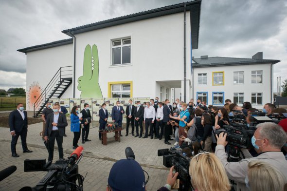 Президент і новозбудований дитячий садок в селі Крупа у Волинській області, липень 2020 року. На стіні - зелений крокодил
