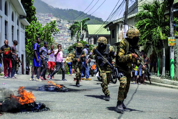 Люди біля відділку поліції у столиці Гаїті Порт-о-Пренсі вимагають покарання для підозрюваних у вбивстві президента Жовенеля Моїза. Його застрелили в резиденції. Це посилило політичну кризу у країні. Там запровадили надзвичайний стан