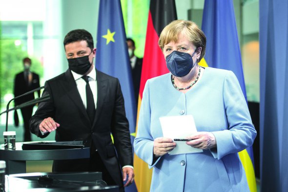 Президент України Володимир Зеленський і канцлер Німеччини Анґела Меркель вийшли до журналістів перед переговорами. 12 липня 2021 року, Берлін, Німеччина