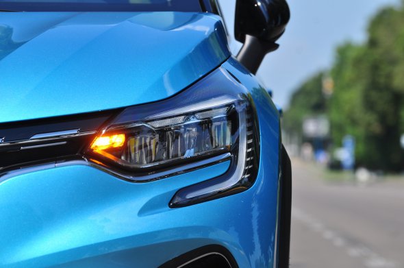 Renault Captur отримав нові С-подібні фари. В усіх комплектаціях вони світлодіодні