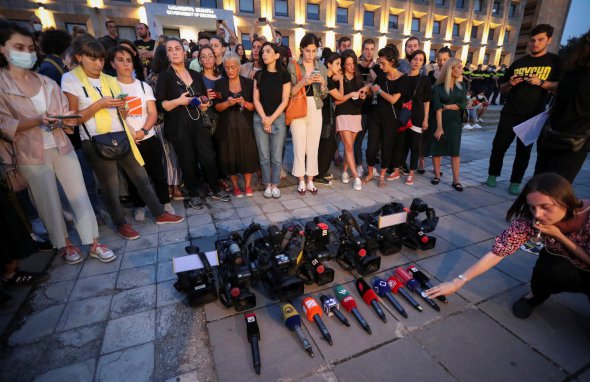Акция грузинских журналистов возле парламента Грузии 