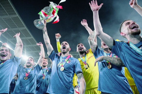 Захисник збірної Італії ­Леонардо Бонуччі тримає трофей, яким нагороджують чемпіона Європи