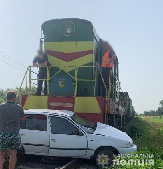 На Львівщині 37-річну водійку авто розчавив поїзд