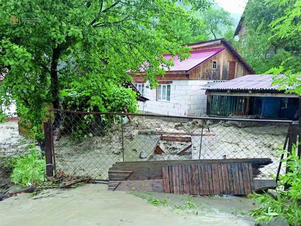 У Рахівському районі на Закарпатті пройшла сильна злива 10 липня. Річка Чорна Тиса вийшла з берегів. — Неслось кількаметрове цунамі, що змивало все на шляху, — ­кажуть місцеві. Постраждали селище Ясіня, села Лазещина, Луги та Богдан. Затопило 185 дворогосподарств, 96 хат, частину автодороги Мукачево — Львів. Потоком побило машини, змило худобу та птицю. Розбирали завали військові, рятувальники й лісівники. В Івано-Франківській області дощі підняли рівень води у річці Бистриця Надвірнянська. Рятувальники визволяли 11 осіб, зокрема дітей, які опинилися на острівцях серед ріки. Житомиром 12 липня пронісся потужний буревій. Злива затопила вулиці. Ураганний вітер викорчував дерева, перевернув автомобілі. Град обірвав електричні дроти.