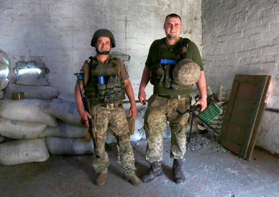 Українські військовослужбовці на псевдо "Фізрук" і "Жигуль" разом служать у 28-ій окремій механізованій бригаді імені Лицарів Зимового Походу. Обоє - із Херсонщини  
