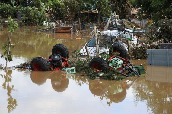 Частково затоплені машини після сильних злив у Бад-Нойєнар-Арвайлер.