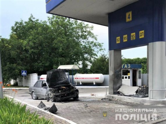 Після смертельного наїзду на жінку, водій влетів у колонку автозаправної станції