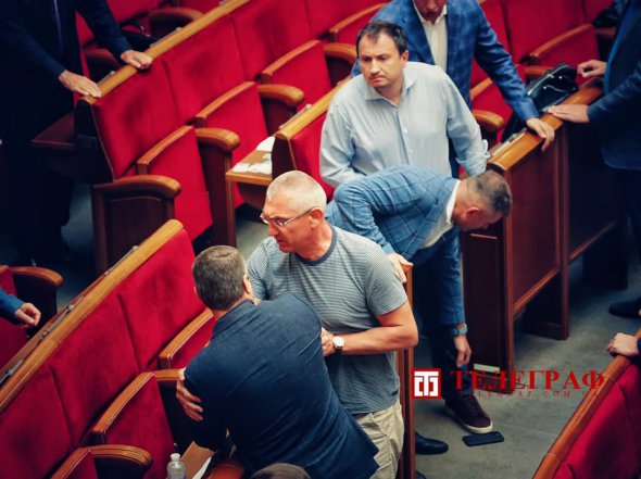 Івченка (ліворуч) притримує колега. Сольський у сорочці - праворуч.