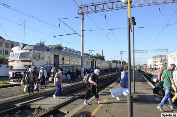 Пригородный поезд Лозовая-Полтава прибывает в 6:30