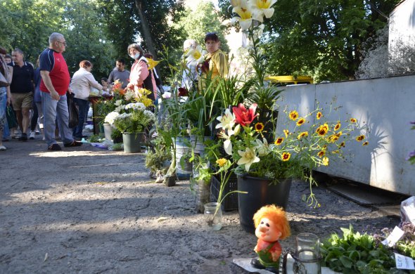На торгівлю в людей з приміських сіл є дві години до наступної електрички