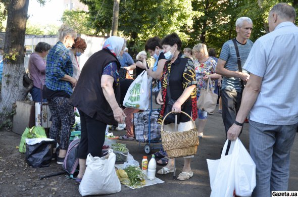 На торгівлю в людей з приміських сіл є дві години до наступної електрички
