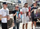 Участники акции держали в руках портреты своих родных, пропавших без вести