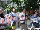 Участники акции держали в руках портреты своих родных, пропавших без вести