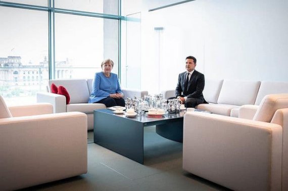 Меркель виклала фото, як із Зеленським спілкуються за чаюванням
