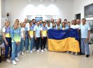 На полотнищі з написом "Слава Україні!" намалювали обриси мапи України