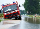 Пожарная машина застряла на затопленной улице после сильных дождей в Эрфтштадт.