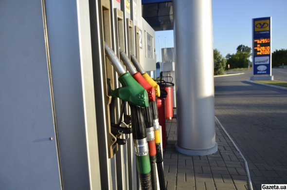 С учетом максимальных наценок, стоимость бензина на АЗС не может превышать 31,87 грн/л, дизельного топлива - 29,60 грн /л